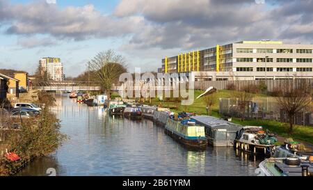 Londres, Angleterre, Royaume-Uni - 17 janvier 2020 : les bateaux de Péniche sont amarrés dans la rivière Lea navigation à côté du quartier régénéré de Hackney Wick à East Lo Banque D'Images