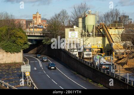 Londres, Angleterre, Royaume-Uni - 17 janvier 2020 : le trafic sur l'A11 East Cross route passe par l'usine de Mélange de Béton Capital dans le voisinage régénérant rapide Banque D'Images