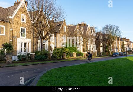 Londres, Angleterre, Royaume-Uni - 17 janvier 2020 : un cycliste de banlieue longe une rue résidentielle tranquille dans la ville de Beauvoir à Hackney, dans le nord de Londres. Banque D'Images