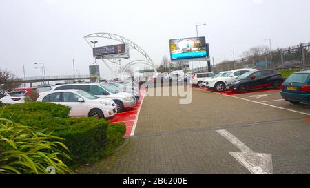 Nissan Car Dealershipautomobile, Westway, Londres, Royaume-Uni Banque D'Images