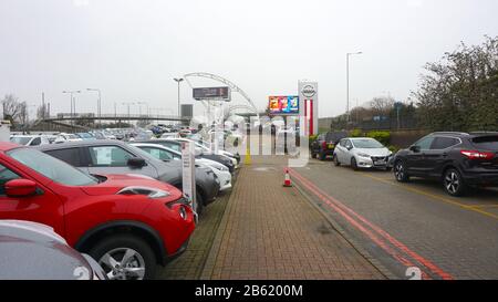 Nissan Car Dealershipautomobile, Westway, Londres, Royaume-Uni Banque D'Images