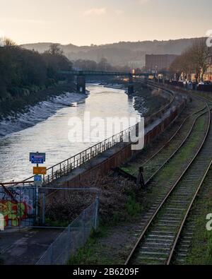 Bristol, Angleterre, Royaume-Uni - 29 décembre 2019: La rivière Avon traverse la marée New Cut à la porte Ashton de Bristol. Banque D'Images