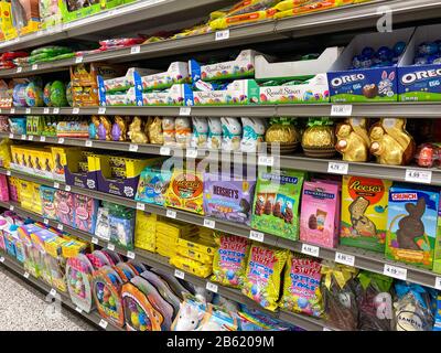 Orlando,FL/USA-3/7/20: Le lapin au chocolat et l'allée de bonbons de pâques d'un magasin d'épicerie Publix attendant que les clients achètent le gif de pâques pour les enfants Banque D'Images