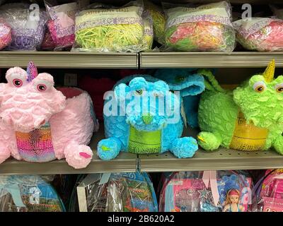 Orlando,FL/USA-3/7/20 : les bonbons de Pâques, le jouet et le panier de cadeau allée d'un magasin d'alimentation Publix attendant que les clients achètent le baba de pâques pour les enfants Banque D'Images