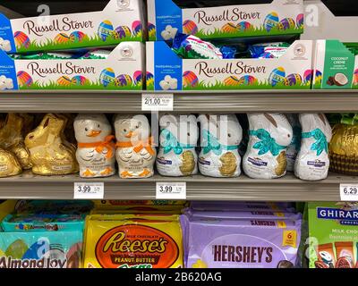 Orlando,FL/USA-3/7/20: Le lapin au chocolat et l'allée de bonbons de pâques d'un magasin d'épicerie Publix attendant que les clients achètent le gif de pâques pour les enfants Banque D'Images