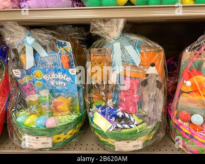 Orlando,FL/USA-3/7/20: Les bonbons de Pâques, le jouet et le panier cadeau allée d'un magasin d'alimentation Publix attendant que les clients achètent pour les enfants et les animaux de compagnie Banque D'Images