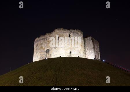 York, Angleterre, Royaume-Uni - 28 janvier 2017 : la Tour Clifford, le garde médiéval du château de York, est éclairée la nuit. Banque D'Images