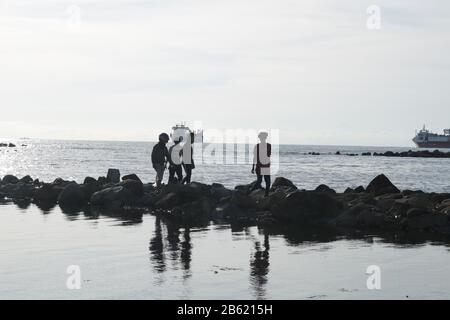 9 mars 2020, Makassar, Sulawesi du Sud, Indonésie : un certain nombre d'adolescents ont marché sur des rochers au bord de la plage de Losari, dans la ville de Makassar, dans la province de Sulawesi du Sud. (Image De Crédit : © Herwin Bahar/Zuma Wire) Banque D'Images