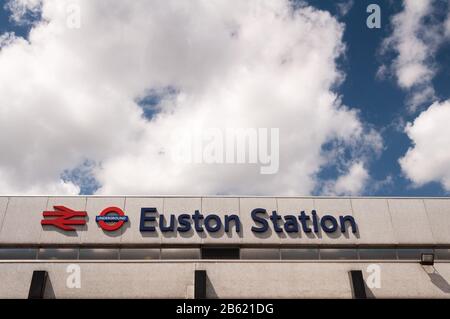 Londres, Angleterre, Royaume-Uni - 6 juillet 2011: Un grand panneau incorporant un logo British Rail à deux flèches et London Underground cocarde annonce Euston Station Banque D'Images