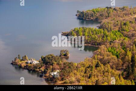 Hôtel particulier maisons sont dans les bois sur les rives du lac de Derwent Water à Brandelhow en Angleterre du Lake District, comme vu de Catbells mountain. Banque D'Images