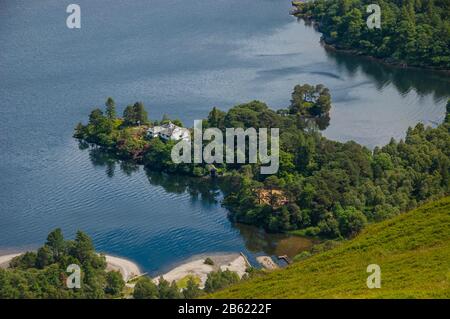 Une maison de rapport se trouve dans des bois sur la rive du lac Derwent Water à Brandelhow, dans le district du lac d'Angleterre, comme vue de la montagne Catbells. Banque D'Images