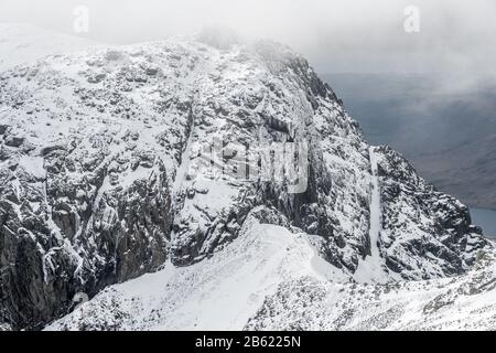 Scafell vu de Scafell Pike en hiver neige, Lake District National Park, Cumbria Banque D'Images