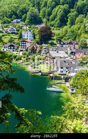 Traunkirchen, AUTRICHE - 24 JUILLET 2019: Vue sur le village de Traunkirchen sur le Traunsee à Salzkammergut, Autriche Banque D'Images