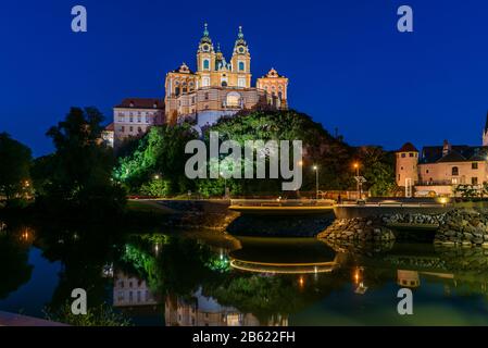 Melk, AUTRICHE - 24 JUILLET 2019 : l'abbaye de Melk est une abbaye bénédictine au-dessus de la ville de Melk, Basse-Autriche, Autriche, sur un affleurement rocheux dominant le Da Banque D'Images