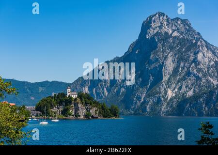 Vue sur le village de Traunkirchen sur le Traunsee à Salzkammergut, Autriche Banque D'Images