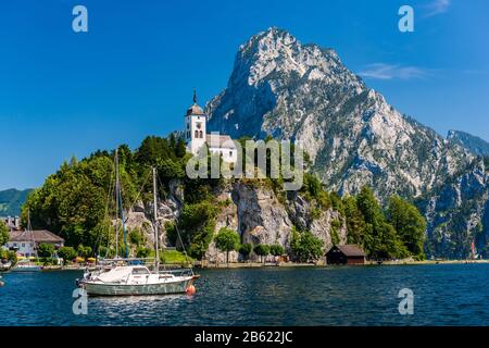 Vue sur le village de Traunkirchen sur le Traunsee à Salzkammergut, Autriche Banque D'Images