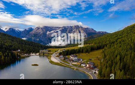 Le lac de Misurina ou Lago di Misurina Italie. Lac de Misurina avec un ciel parfait reflet dans l'eau calme. Vue imprenable sur les majestueuses Dolomites Alp Mountain Banque D'Images