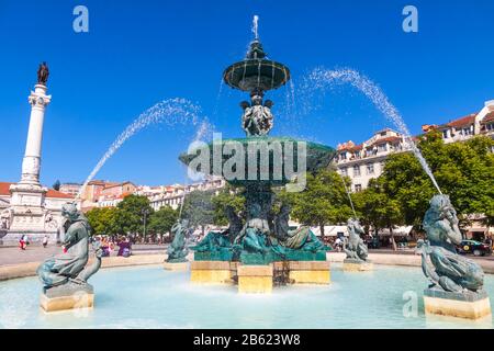 Statues de sirène dans une fontaine baroque sur la place Rossio (place Pedro IV) au centre de Lisbonne, Portugal Banque D'Images