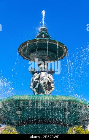 Détails de la fontaine baroque sur la place Rossio dans le centre de Lisbonne, Portugal. Des sculptures en bronze ont été installées en 1889 Banque D'Images