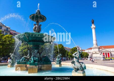 Statues de sirène dans une fontaine baroque sur la place Rossio (place Pedro IV) au centre de Lisbonne, Portugal Banque D'Images