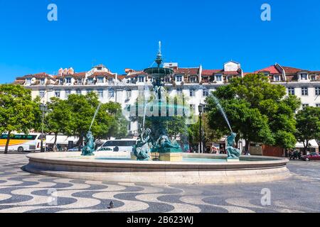 Statues de sirène dans une fontaine baroque sur la place Rossio (place Pedro IV) au centre de Lisbonne, Portugal Banque D'Images