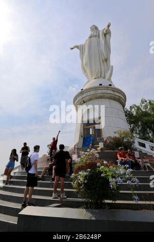 Statue de la Vierge Marie sur le sommet du Cerro San Cristóbal, Santiago City, Chili Banque D'Images