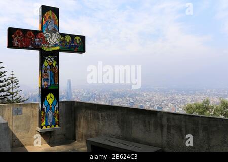 Crucifix sur le Camino de las siete palabras (Chemin Des Sept Mots), Cerro San Cristóbal, Santiago City, Chili. Banque D'Images