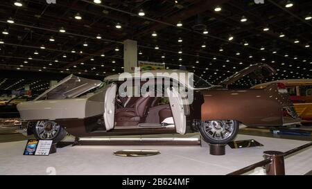 Detroit, MI/USA - 28 février 2020: A 1955 Cadillac coupé DeVille, 'Great 8' finaliste, contueur pour le trophée Rouler, à Detroit Autorama. Banque D'Images