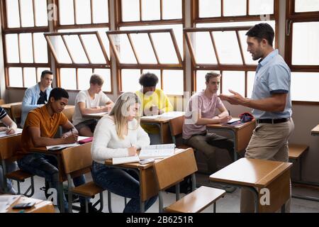 Vue latérale des étudiants travaillant en classe Banque D'Images