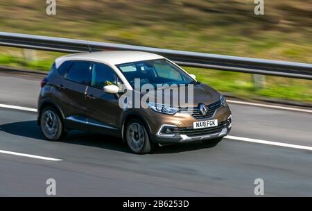 2018 Brown Cream Renault Captur dynamique S NAV TC; circulation automobile, transport, véhicules modernes, berline, véhicule sur les routes britanniques, moteurs, automobile sur l'autoroute Banque D'Images