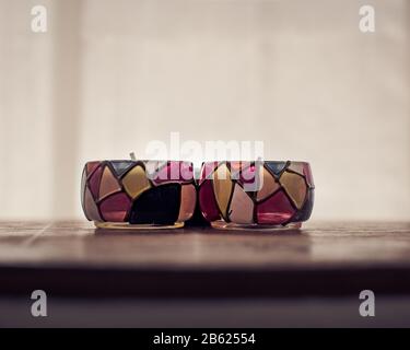 bougies parfumées blanches dans un porte-bougie coloré pour se détendre au spa et au centre de bien-être avec fond blanc Banque D'Images