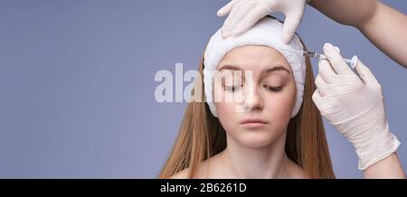 Jeune jolie femme studio portrait. Concept d'injection de cosmologie Banque D'Images