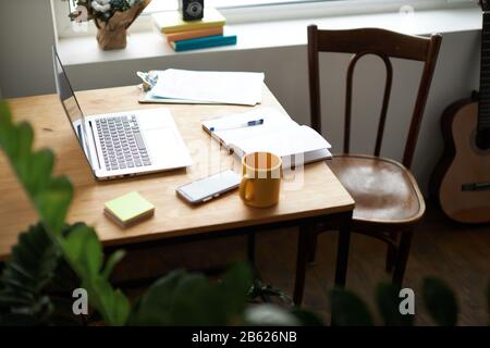 chambre de style vide avec table en bois et chaise, vue latérale rapprochée photo. Banque D'Images
