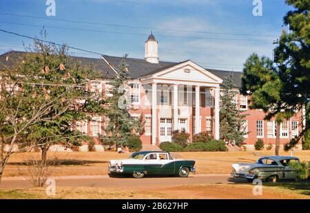 Automobiles garées devant l'école secondaire du Centre, Teas Ca. 1957 ou 1958 Banque D'Images