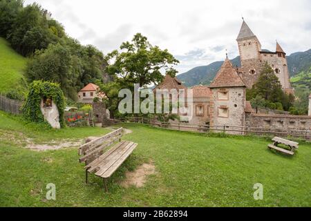 Val ISARCO, ITALIE - 27 JUILLET 2017: Castel Trostburg C'est l'un des plus grands complexes fortifiés du Tyrol du Sud. L'histoire de la forteresse date de bac Banque D'Images