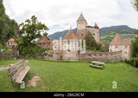 Val ISARCO, ITALIE - 27 JUILLET 2017: Castel Trostburg C'est l'un des plus grands complexes fortifiés du Tyrol du Sud. L'histoire de la forteresse date de bac Banque D'Images