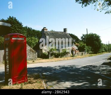 chalet en chaume et boîte de téléphone rouge, dorseston, vale of glamourgan, sud du pays de galles. Banque D'Images