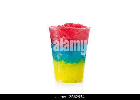 Slushie colorée de différentes saveurs avec paille dans une tasse en plastique isolée sur fond blanc Banque D'Images