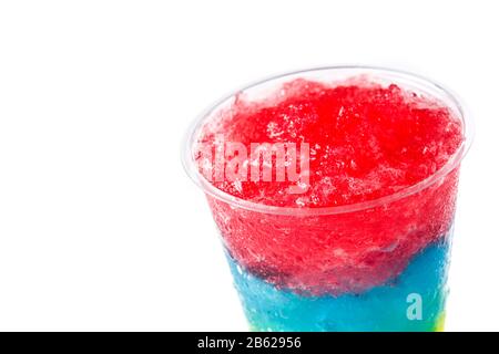 Slushie colorée de différentes saveurs avec paille dans une tasse en plastique isolée sur fond blanc. Espace de copie Banque D'Images