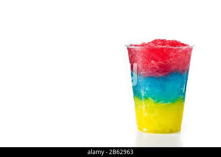 Slushie colorée de différentes saveurs avec paille dans une tasse en plastique isolée sur fond blanc. Espace de copie Banque D'Images