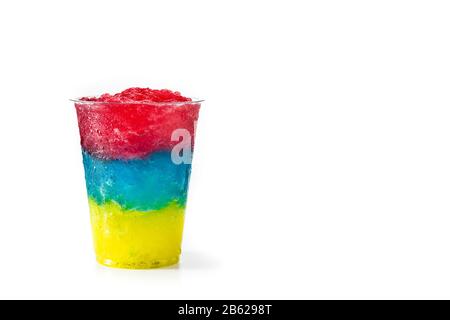 Slushie colorée de différentes saveurs avec paille dans une tasse en plastique isolée sur fond blanc. Espace de copie Banque D'Images