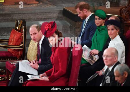 Le comte et la comtesse de Wessex et le duc et la duchesse de Sussex sont assis derrière le duc et la duchesse de Cambridge, au service du Commonwealth à l'abbaye de Westminster, Londres, le jour du Commonwealth. Le service est le duc et la duchesse de l'engagement officiel final de Sussex avant de quitter la vie royale. Banque D'Images
