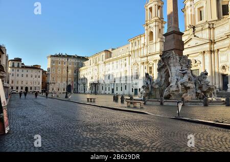 Les rues et places de Rome (presque vides) en début de matinée Banque D'Images