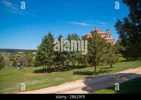 Forêt et église de Juniper. Enebral de Hornuez, moral de Hornuez, province de Segovia, Castilla Leon, Espagne. Banque D'Images