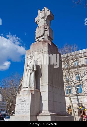 Londres, Westminster. Le mémorial d'Edith Cavell sur la place Saint Martin, réérigé là-bas en 1920. Sculpté en marbre de Carrara par Sir George Fraampton. Banque D'Images