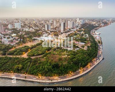 Vue aérienne de la magnifique côte de Maputo, Costa do sol, capitale du Mozambique Banque D'Images