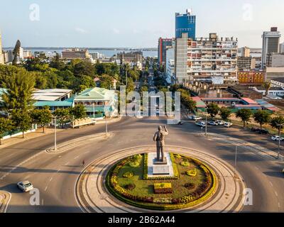 Maputo, Mozambique - 22 mai 2019 : statue de Samora Machel sur la place de l'indépendance avec vue sur le centre-ville Banque D'Images