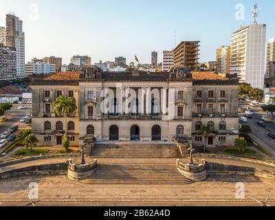 Vue aérienne de l'hôtel de ville de Maputo au coucher du soleil, capitale du Mozambique Banque D'Images