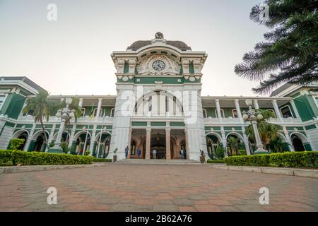 Belle gare historique construite en portugais à Maputo, au Mozambique Banque D'Images