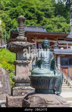 Japon, Honshu, préfecture de Yamagata, temple de Risshaku-ji Yamadera, statue de bouddha Banque D'Images